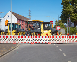 Bewachte Baustelle bei Nacht