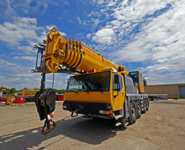 Baukran auf einer bewachten Baustelle